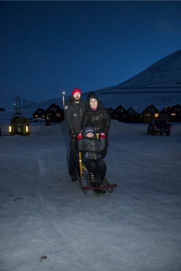 Mor Zeljka Novokmet og stefar Romano Juric fortviler over at den ni år gamle sønnen deres ikke får skoleplass ved Longyearbyen skole . Mor Zeljka Novokmet og stefar Romano Juric fortviler over at den ni år gamle sønnen deres ikke får skoleplass ved Longyearbyen skole .