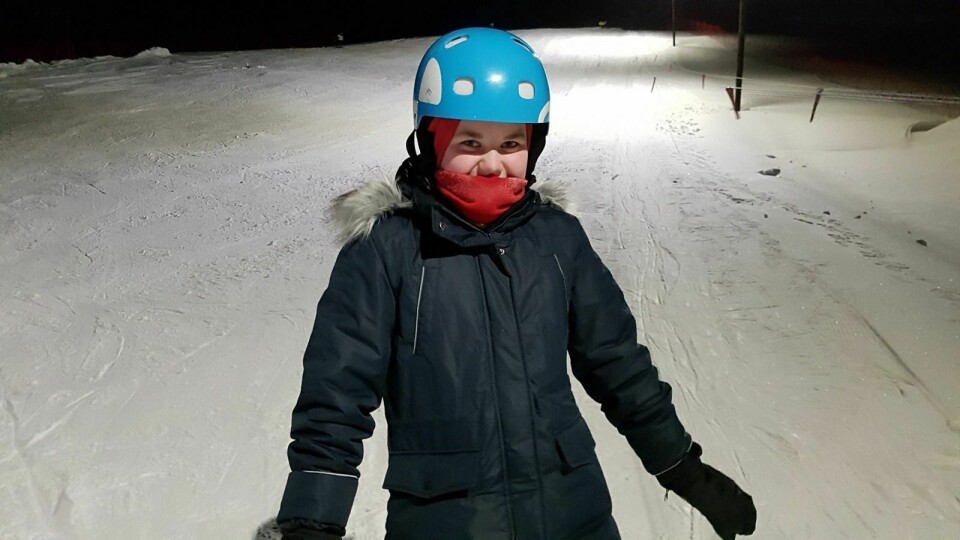 - GØY: Alva Elise Andersen (12) var en av de aller første i skibakken da den åpnet på torsdag. Mobilfoto: Morten Fredheim Solberg