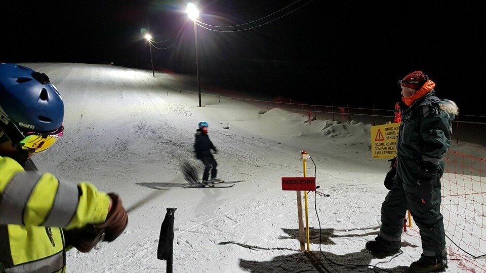 I GANG: Kjetil Sletnes sto bak spakene da skiheisen dro i gang torsdag ettermiddag. Det satte ungene stor pris på. Mobilfoto: Morten Fredheim Solberg