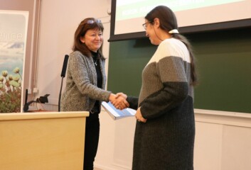 Sysselmann Kjerstin Askholt får overrekt klimarapporten av leder i norsk klimaservicesenter, Inger Hanssen-Bauer. Sysselmann Kjerstin Askholt får overrekt klimarapporten av leder i norsk klimaservicesenter, Inger Hanssen-Bauer.