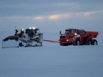 Alle maskiner, biler og materiell fraktes fra Longyearbyen over Slakbreen og Skollfjellhallet.