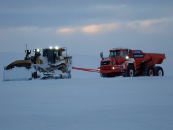 Alle maskiner, biler og materiell fraktes fra Longyearbyen over Slakbreen og Skollfjellhallet. Alle maskiner, biler og materiell fraktes fra Longyearbyen over Slakbreen og Skollfjellhallet.