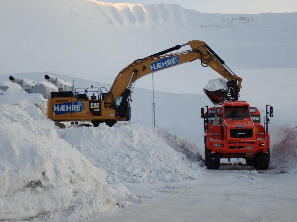 Snøen ryddes unna.