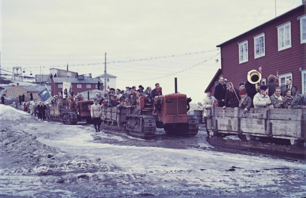 Slik så 17. maitoget i Longyearbyen ut i 1954.