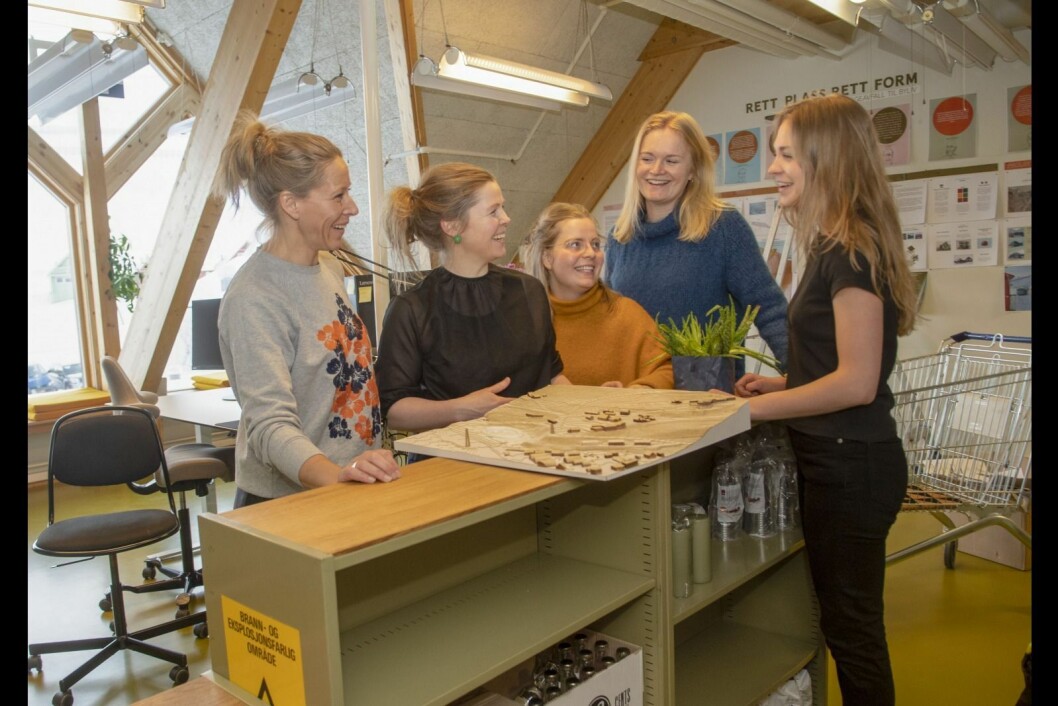 Arkitektene er opptatt av gjenbruk av byggematerialer både i egne kontorlokaler og i utstillingsprosjektet de presenterte fredag under åpningen. Den brukte hyllebaren de står ved har fått nye eikeplater på toppen. Fra venstre Sigrid Feiner-Endresen, Ingvild Sæbu Vatn, Lilli Wickström, Anne Sandnes og Silja Nordvåg. Arkitektene er opptatt av gjenbruk av byggematerialer både i egne kontorlokaler og i utstillingsprosjektet de presenterte fredag under åpningen. Den brukte hyllebaren de står ved har fått nye eikeplater på toppen. Fra venstre Sigrid Feiner-Endresen, Ingvild Sæbu Vatn, Lilli Wickström, Anne Sandnes og Silja Nordvåg.
