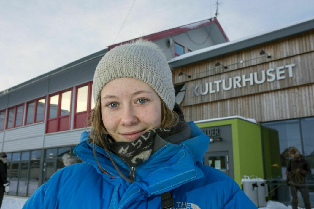 Niva Stiberg-Hansen (16) har tid til både Sirkus Svalnardo, jobben som turn-trener, skolen og hygge sammen med venner.