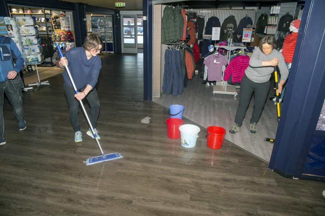 Det var hektiske timer tirsdag for de butikkansatte. Alle bidro til å moppe opp vannet som rant nedover etasjene. Det var hektiske timer tirsdag for de butikkansatte. Alle bidro til å moppe opp vannet som rant nedover etasjene.