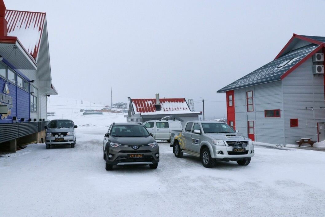 HER: Bilen sto parkert her da den ble påkjørt i fronten. Hiluxen på dette bildet, tatt fredag formiddag, er ikke den som ble truffet. HER: Bilen sto parkert her da den ble påkjørt i fronten. Hiluxen på dette bildet, tatt fredag formiddag, er ikke den som ble truffet.