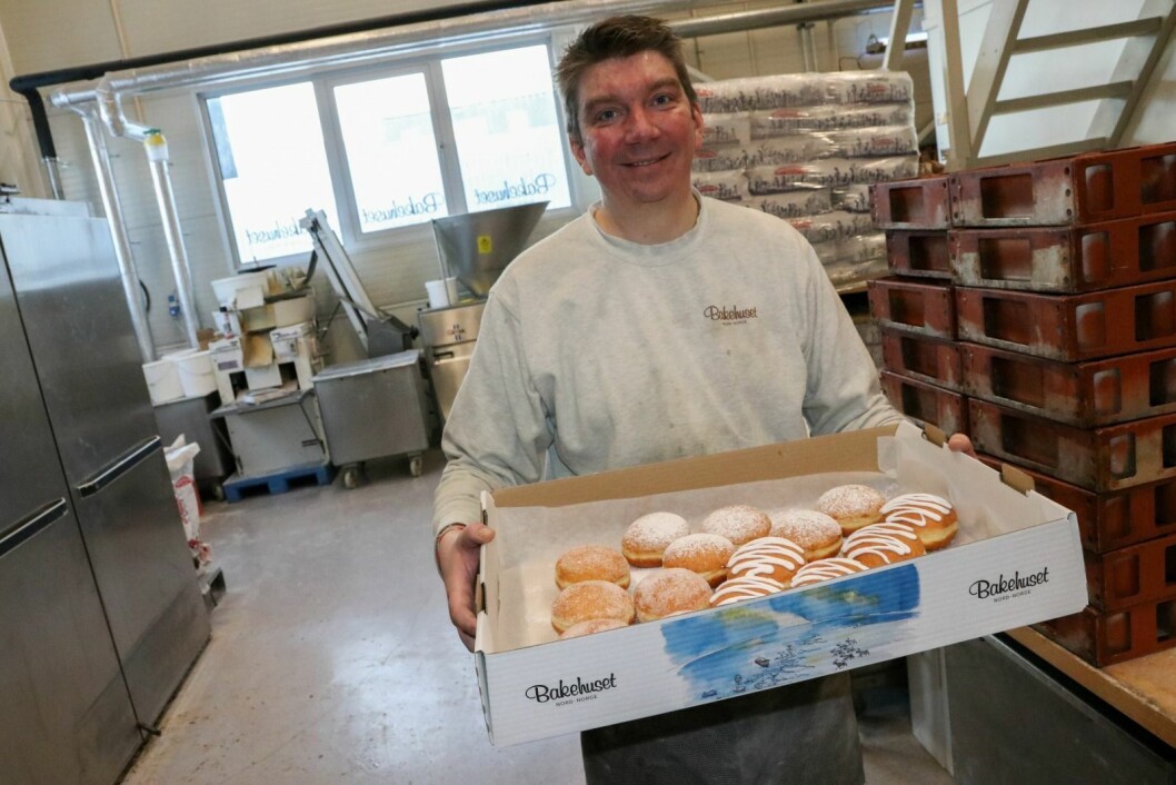 BYENS BAKER: Petter Svendsby er daglig leder ved bakeriet i Longyearbyen, Bakehuset Nord-Norge. Der har han det svært travelt dagen og natta i forkant av soldagen. Han er glad for at de kan bidra til å glede så mange med bollene deres. BYENS BAKER: Petter Svendsby er daglig leder ved bakeriet i Longyearbyen, Bakehuset Nord-Norge. Der har han det svært travelt dagen og natta i forkant av soldagen. Han er glad for at de kan bidra til å glede så mange med bollene deres.