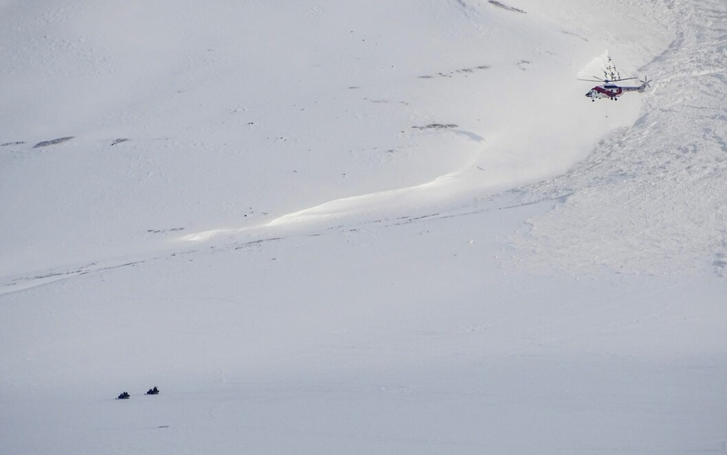 Skuterpatruljer og helikopter ble brukt til å undersøke skredområdet under raset i Hiortfjellet i fjor påske. Skuterpatruljer og helikopter ble brukt til å undersøke skredområdet under raset i Hiortfjellet i fjor påske.