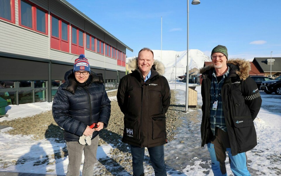 Fra venstre: Lennarth Kvernmo, Arild Hammerhaug og Christian Skottun forteller om arbeidet med ny næringsplan for Longyearbyen.