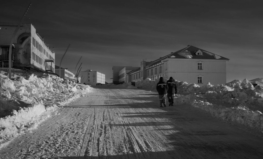 Barentsburg: Nå og da dukker et menneske opp. De fleste passerer med et lite nikk, andre med taushet.