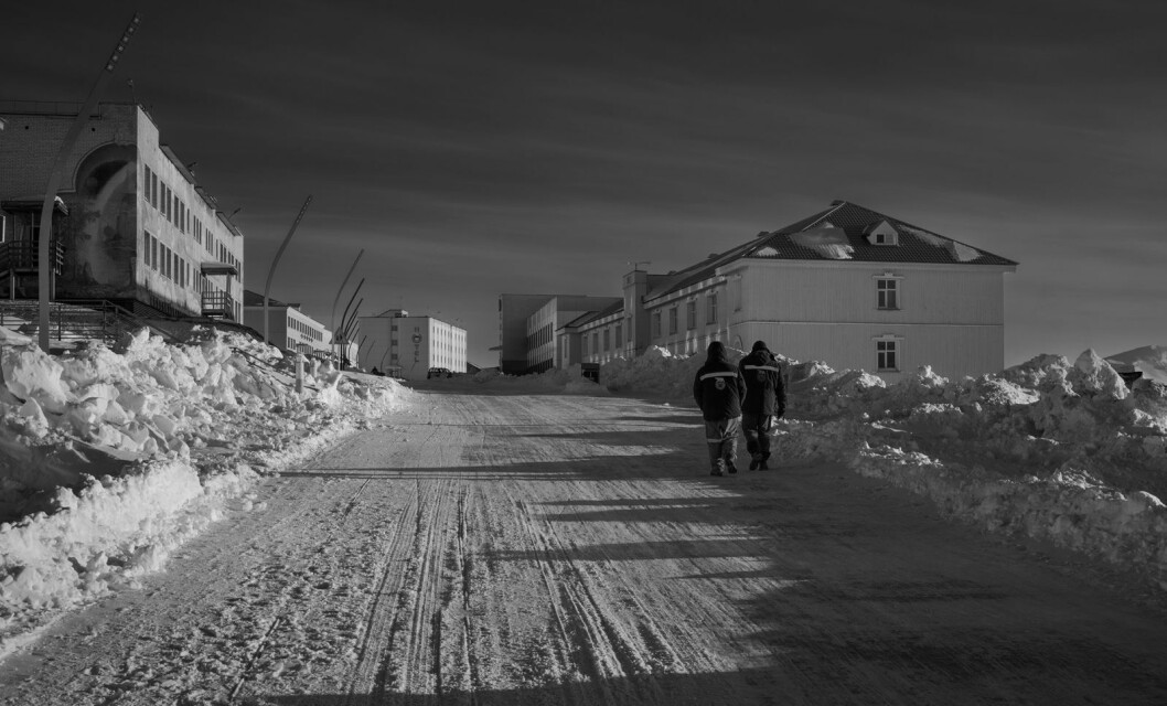 Barentsburg: Nå og da dukker et menneske opp. De fleste passerer med et lite nikk, andre med taushet. Barentsburg: Nå og da dukker et menneske opp. De fleste passerer med et lite nikk, andre med taushet.