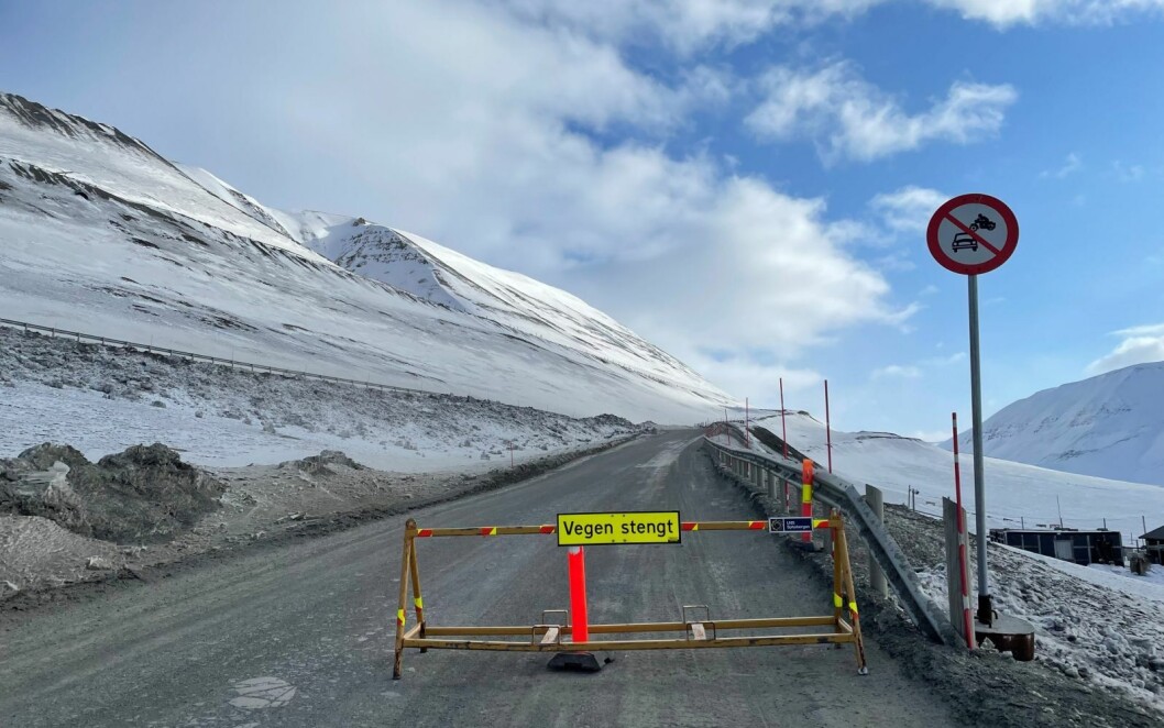Longyearbyen lokalstyre stenger veien med bakgrunn i veiloven, skriver de i pressemeldingen. Longyearbyen lokalstyre stenger veien med bakgrunn i veiloven, skriver de i pressemeldingen.