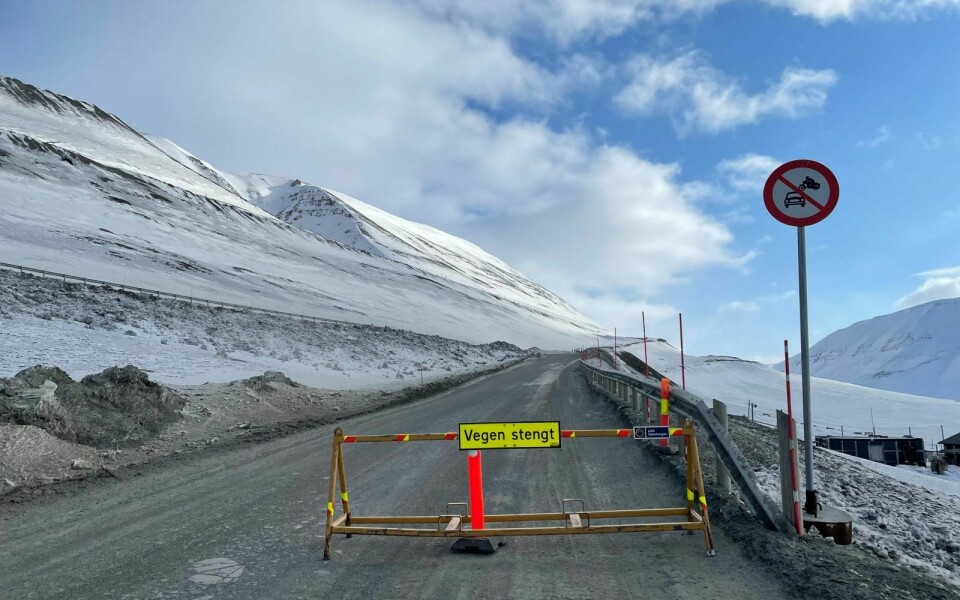 Longyearbyen lokalstyre stenger veien med bakgrunn i veiloven, skriver de i pressemeldingen.