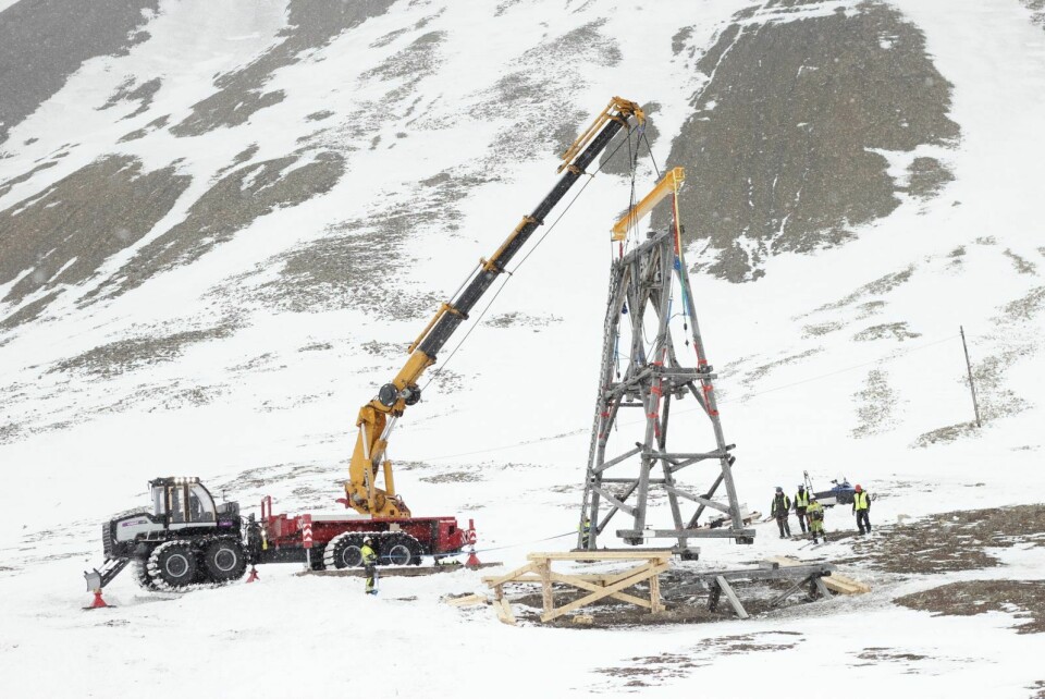 Ny metode: Den spesialbygde kranen fra AF decom løftet taubanebukken i Endalen fra sitt gamle fundament til sitt nye. Prosjektleder i AF decom, Sverre Fordal, forteller at kranen kun finnes i en mindre utgave, men at kranen de nå har på Svalbard aldri har blitt bygd før.