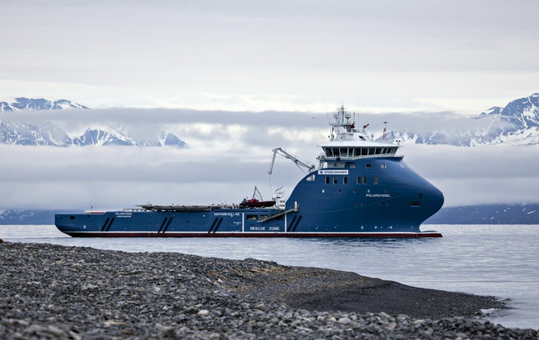 Sysselmesterskipet Polarsyssel kom fram til Borebukta ved 15-tiden fredag ettermiddag, og skal forsøke å trekke havaristen av grunn så raskt som mulig. Sysselmesterskipet Polarsyssel kom fram til Borebukta ved 15-tiden fredag ettermiddag, og skal forsøke å trekke havaristen av grunn så raskt som mulig.