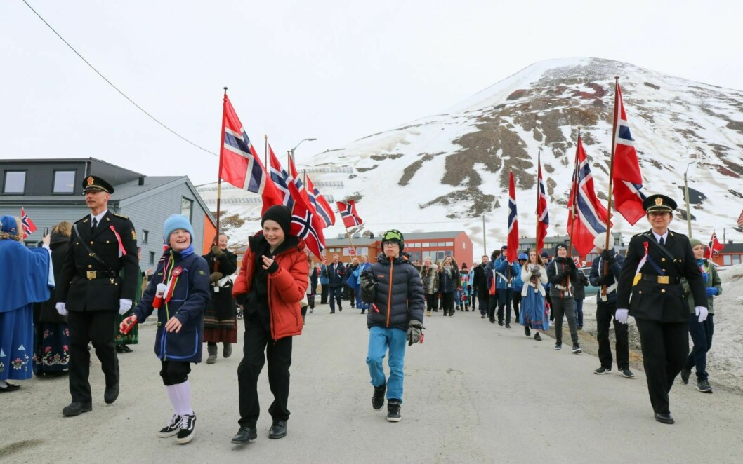 I år skal NRK sende direkte fra Longyearbyen på nasjonaldagen.