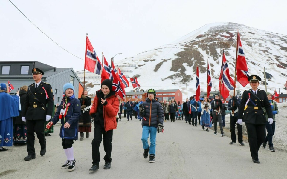 I år skal NRK sende direkte fra Longyearbyen på nasjonaldagen.