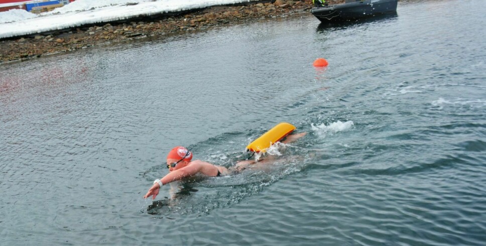 EKSTREMSPORT: Onsdag svømte finske Elina Mäkinen (28) 1,6 kilometer i det iskalde vannet i havneområdet.