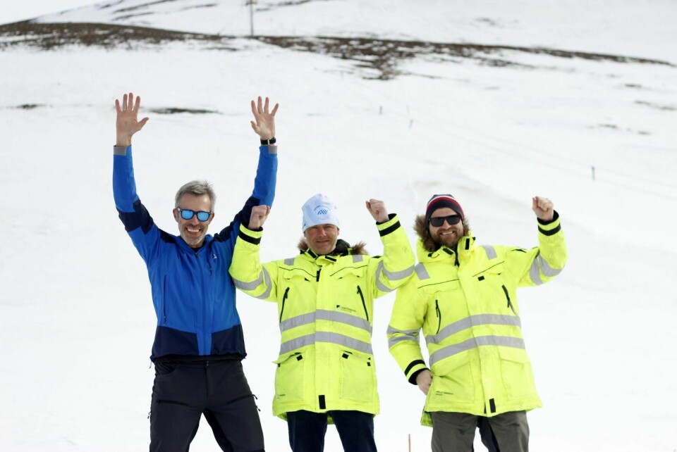 Gledesrus: Styreleder i Svalbard Turn, Per Nilssen, kommende driftsleder Dag Arne Husdal og prosjektleder i lokalstyre, Carl Magnus Vindegg jublet da de fikk beskjed om at de hadde fått full uttelling på spillemidlene fra Kulturdepartementet.