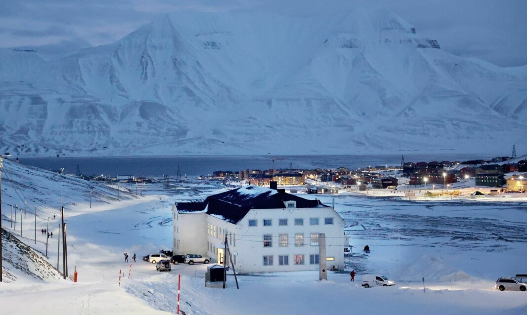 Huset er nå kjøpt av Store Norske, og Hurtigruten Svalbard skal stå for driften.