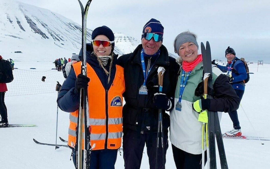 Fra venstre, Hannah Frank, Roger Frank og frivillig under Svalbard skimaraton, Sølvi Elverhøi Jensen.