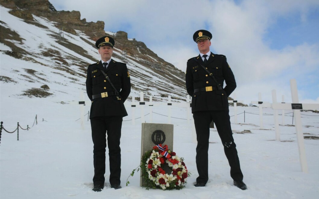 FRIGJØRINGSDAGEN: Sysselmesteroverbetjent Stein Olav Bredli og sysselmester Lars Fause la ned en blomsterkrans på graven til kaptein Trond Astrup Vigtel.
