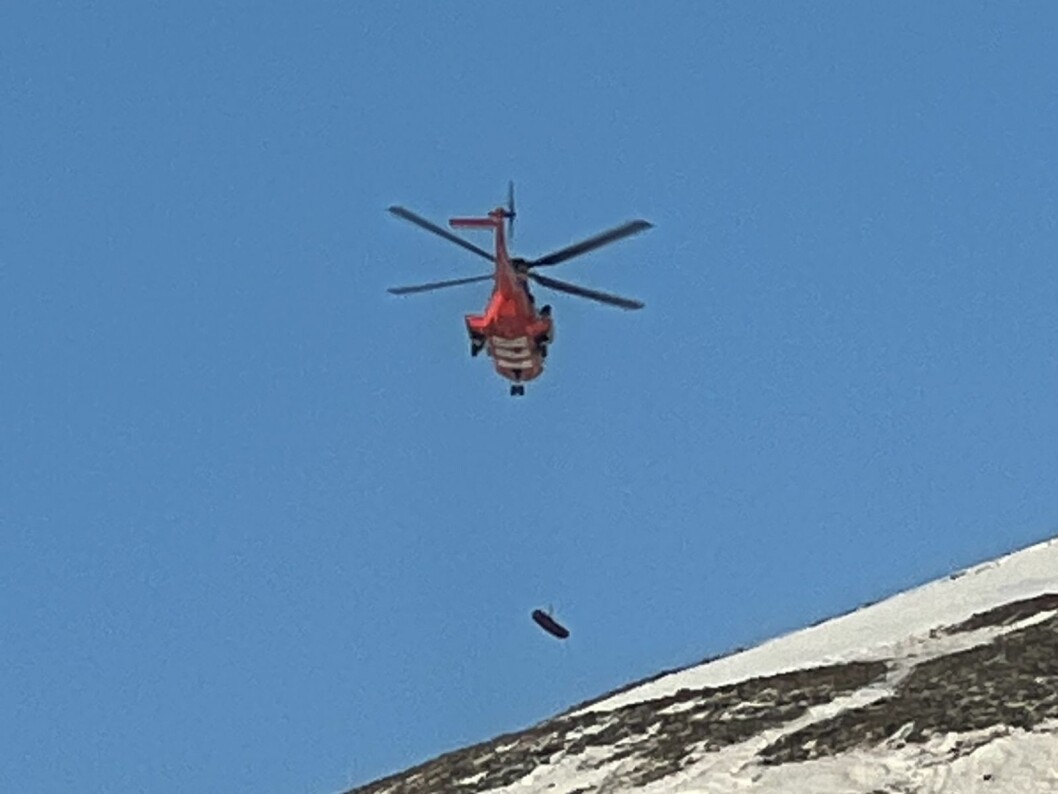 Fraktet bort: Her ble kvinnen fraktet bort fra Sukketoppen rundt klokken 00.20. Fraktet bort: Her ble kvinnen fraktet bort fra Sukketoppen rundt klokken 00.20.