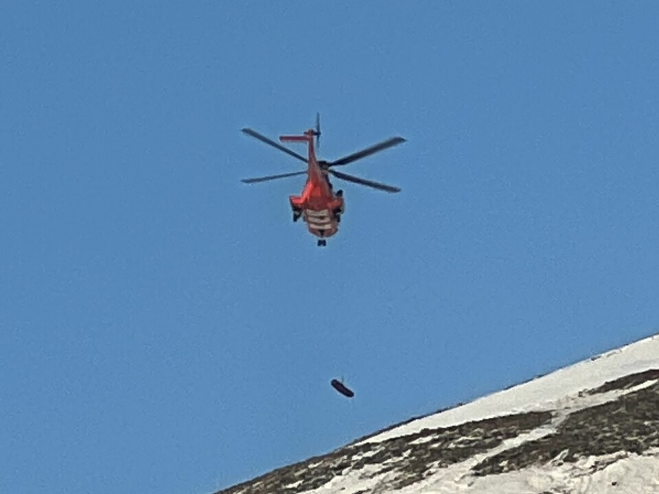 Fraktet bort: Her ble kvinnen fraktet bort fra Sukketoppen rundt klokken 00.20.