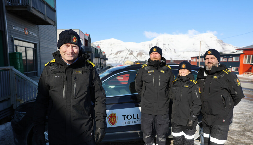 Toll: Bård Tungodden Ynnesdal til venstre er områdeleder for Tolletaten på Svalbard. Med seg har han Kjersti Bråthen, Marius Hermansen og Magnus Theiste Østlie.