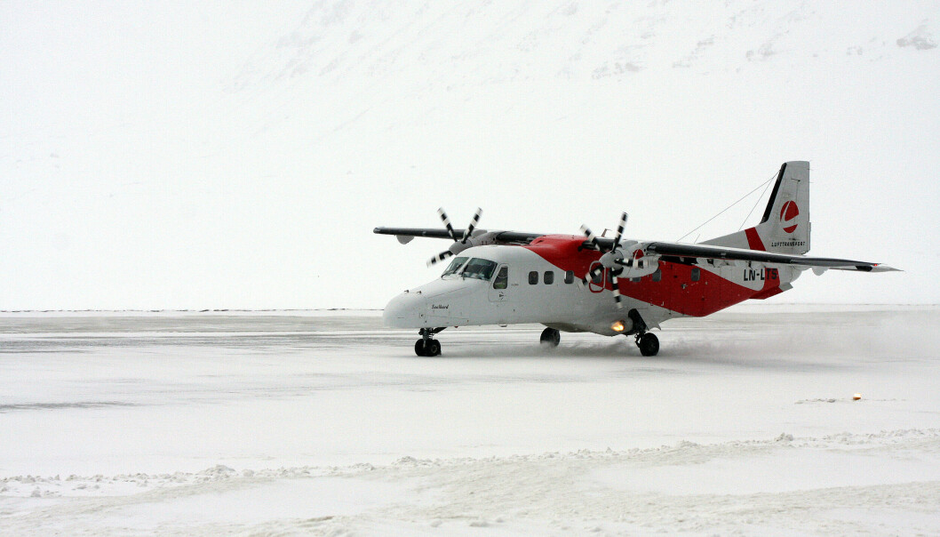 Aktør: Lufttransport sin Dornier 228 LN-LTS lander i Ny-Ålesund.