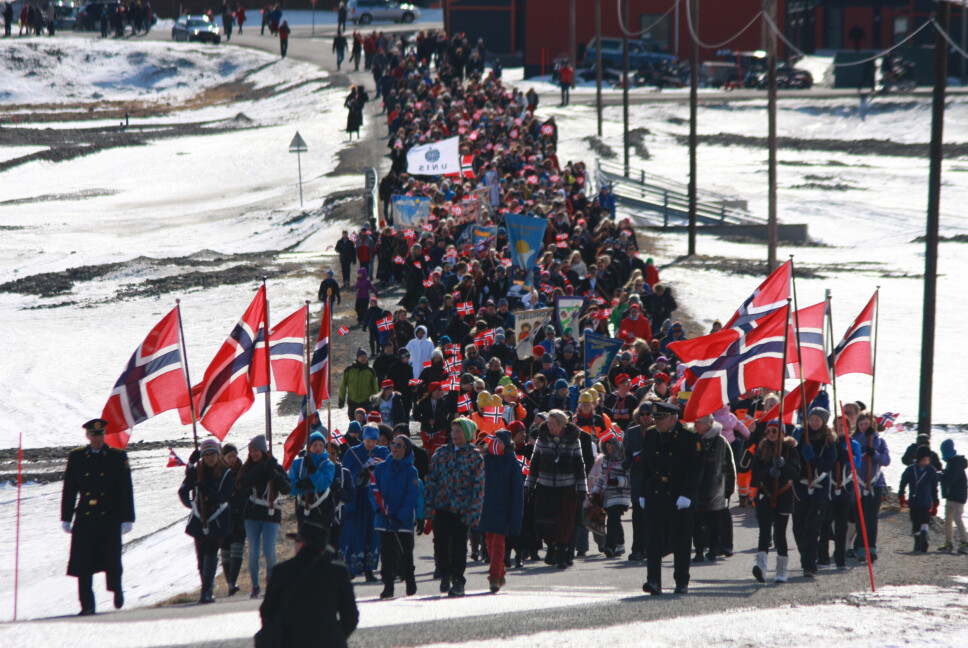 Norsk feiring: 17. maitoget i Longyearbyen blir uten barn fra Barentsburg