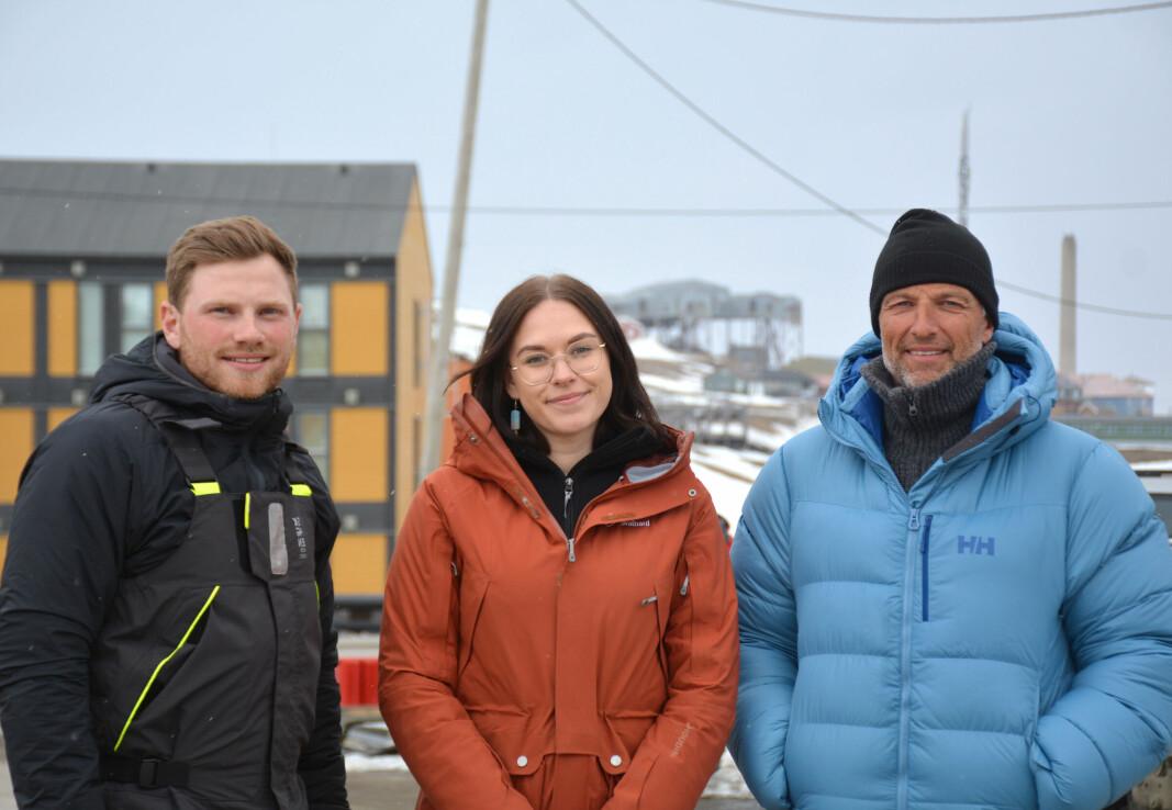 71 grader nord kjendis: Produsent Erik Hamre (t.v) og programleder Tom Stiansen (t.h) sier det er mer fokus på sikkerhet når det populære realityprogrammet spilles inn på Svalbard. Her sammen med markedskoordinator i Visit Svalbard, Anja Nordvålen.