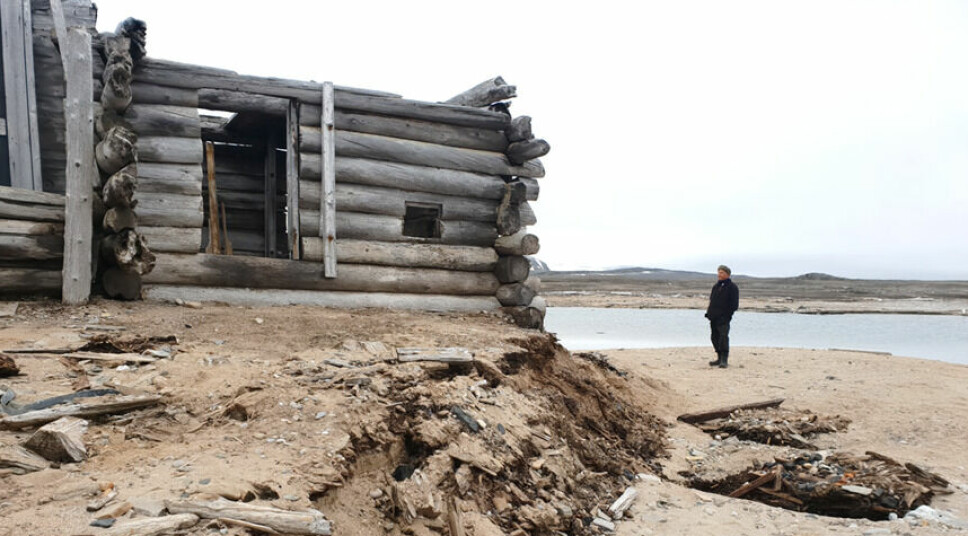 Ønskes flyttet: Dette bildet er fra sommeren 2021 da hytten i Rekvika skulle restaureres. Haverosjon har gjort situasjonen preker før den russiske fangsthytta og her kan man se man hvordan havet har gravd seg frem til fangsthytten over tid.