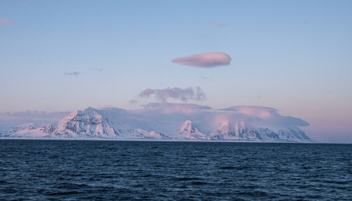 Fronten mellom varmt Atlanterhavsvann og kaldt vann fra Arktis ligger rundt Svalbard. En liten forskyvning av denne fronten har store konsekvenser for sjøtemperaturen rundt Svalbard. Fronten mellom varmt Atlanterhavsvann og kaldt vann fra Arktis ligger rundt Svalbard. En liten forskyvning av denne fronten har store konsekvenser for sjøtemperaturen rundt Svalbard.