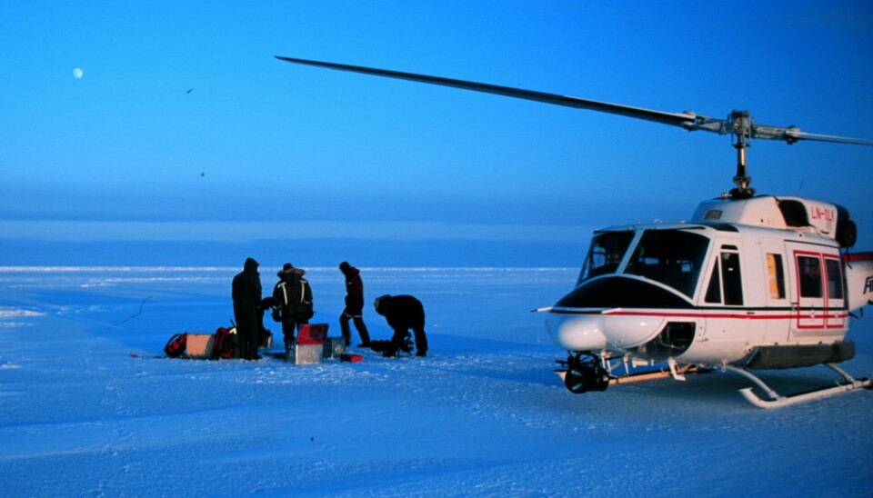 Feltarbeid i Storfjorden i 2001. To av kronikkforfatterne har bodd i Longyearbyen siden 2001. En periode på 20 år er lite i klimasammenheng, men det har vist seg at 20 år som forsker på Svalbard har vært nok til å både se og føle klimaendringene på kroppen.