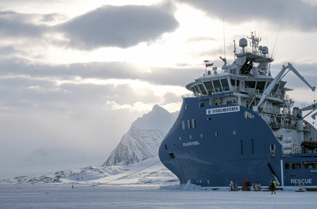 Geofysikkstudenter på tokt med Polarsyssel i St. Johnsfjorden på vestkysten av Svalbard i april. St. Johnsfjorden er en av fjordene hvor UNIS jevnlig har feltarbeid, og hvor vi kan se og følge utviklingen over tid. Foto: Maria Philippa Rossi