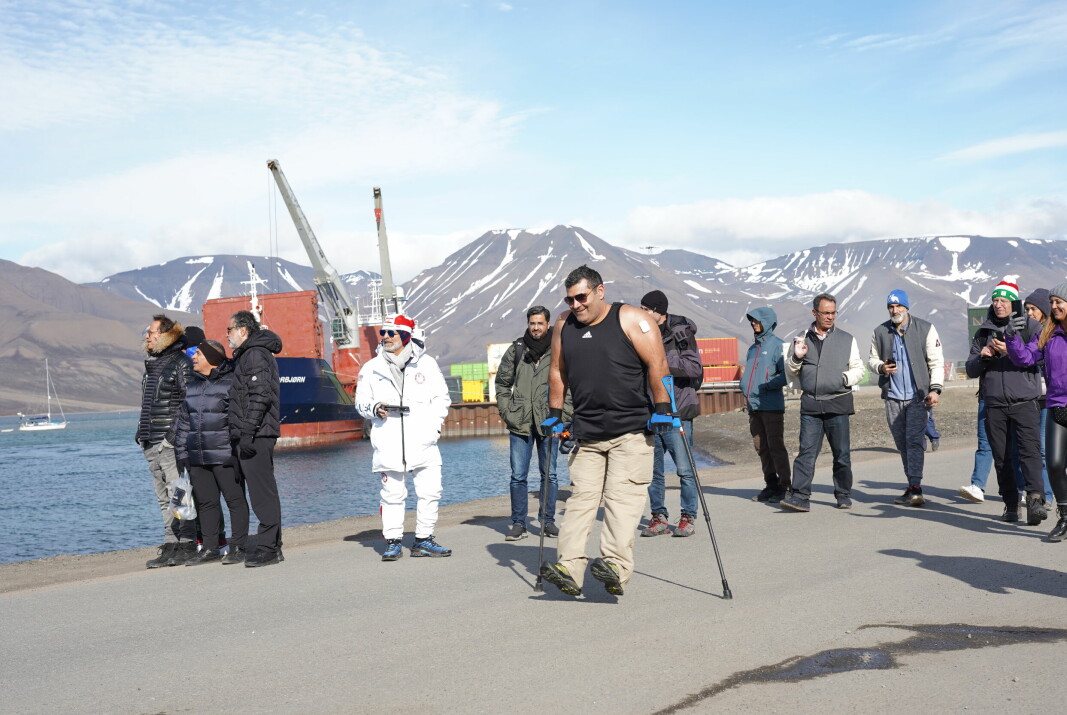 Marsj på krykker: Sammen med flere oppmøtte og teamet rundt seg, gikk FNs goodwill-ambassadør Michael Haddad fra Svalbard Museum til frølageret.