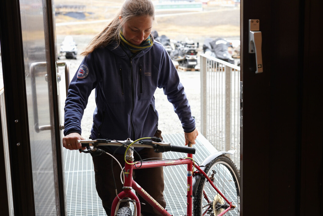 Brukte sykler: Franka får ofte inn sykler som har enkle mangler. Akkurat denne sykkelen som hun tidligere har solgt, kom tilbake igjen til verkstedet uten sete.