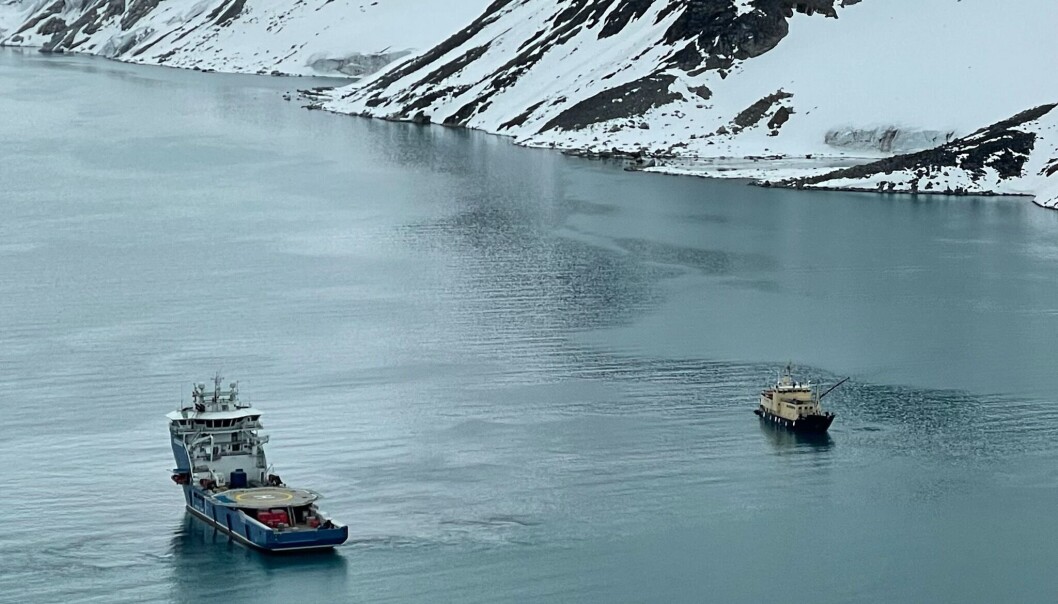 Oversiktsbilde: Polarsyssel her ute ved M/S Virgo, som tidligere tirsdag grunnstøtte i Fuglefjorden. Oversiktsbilde: Polarsyssel her ute ved M/S Virgo, som tidligere tirsdag grunnstøtte i Fuglefjorden.