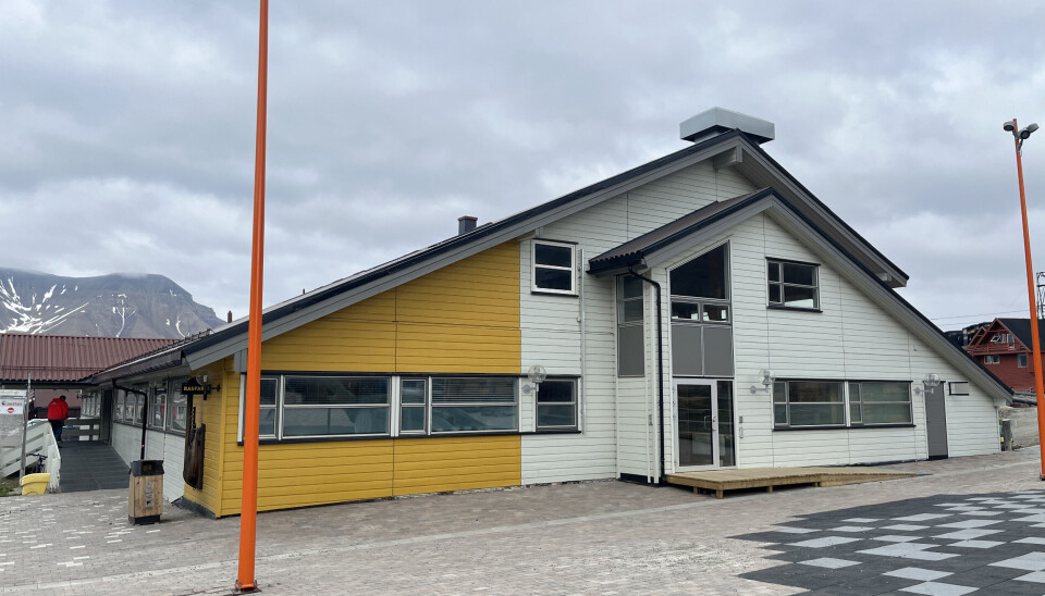 SNART 40 ÅR: Post- og bankbygget ble bygget i 1982 og ombygget i 1999. Etter den innvendige totalrenoveringen i 2021 skifter det navn til Statens Hus.