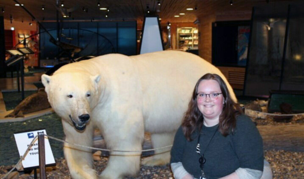 Therese fremfor isbjørnen på museet.