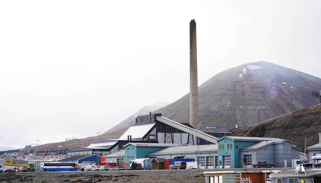 Energi: Nå er dieselen dyr i tillegg til at den alltid er langreist. I dette bildet tilbyr Store Norske seg å levere kull til kraftverket til produksjonskost-pris, skriver artikkelforfatterne. Energi: Nå er dieselen dyr i tillegg til at den alltid er langreist. I dette bildet tilbyr Store Norske seg å levere kull til kraftverket til produksjonskost-pris, skriver artikkelforfatterne.