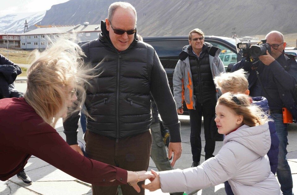 Hege Anita Eilertsen (t.v) ved Svalbard Museum tok imot Fyrsten og barna da de ankom forskningsparken.