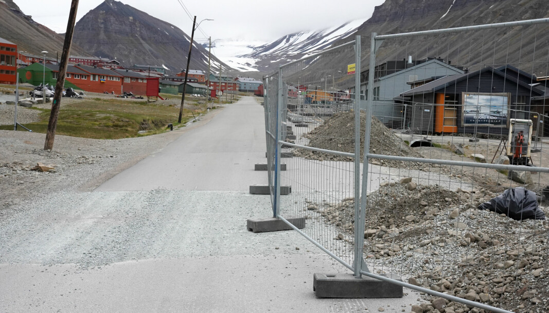 Fjernvarmerør: Hilmar Rekstens vei mellom Coop og Hotell Svalbard skal være innsnevret i cirka åtte uker til sammen.
