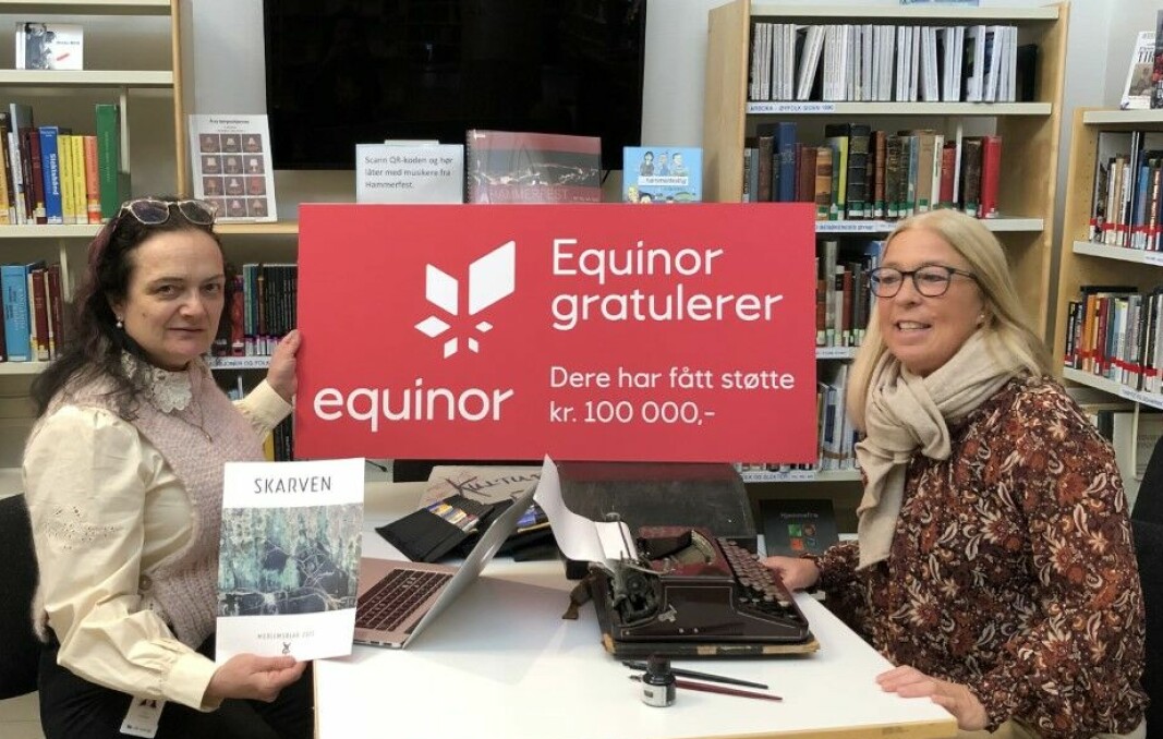 Sylvi Jane Huseby i Nordnorsk forfatterlag mottar sjekken på hundre tusen av Anne-Mette Fjærli i Equinor.
