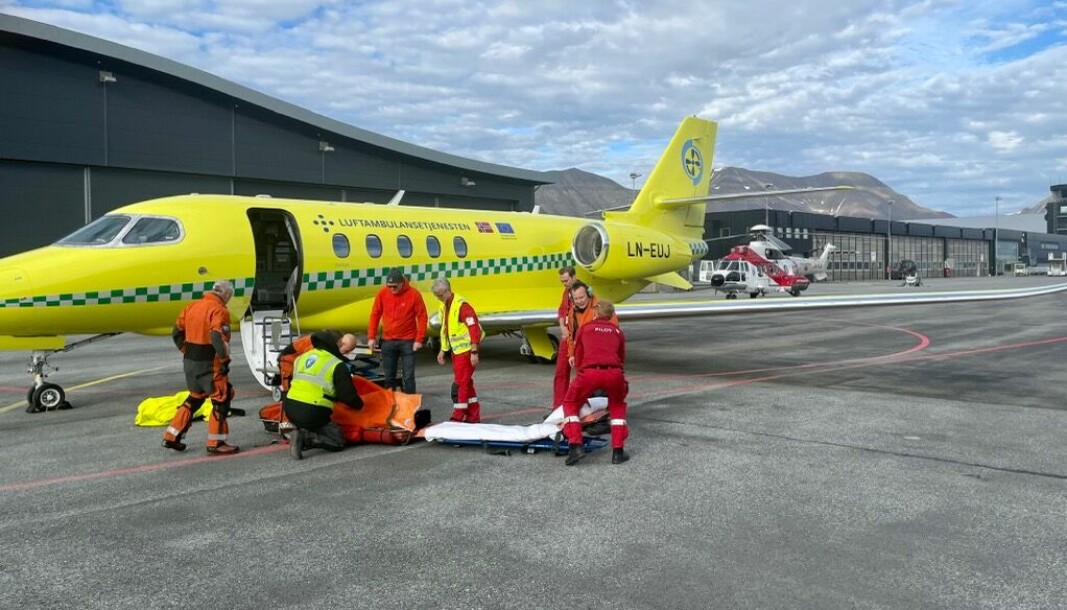 Byttet fra helikopter til fly: Fiskeren ble raskt fraktet over i luftambulansen etter ankomst til Longyearbyen.