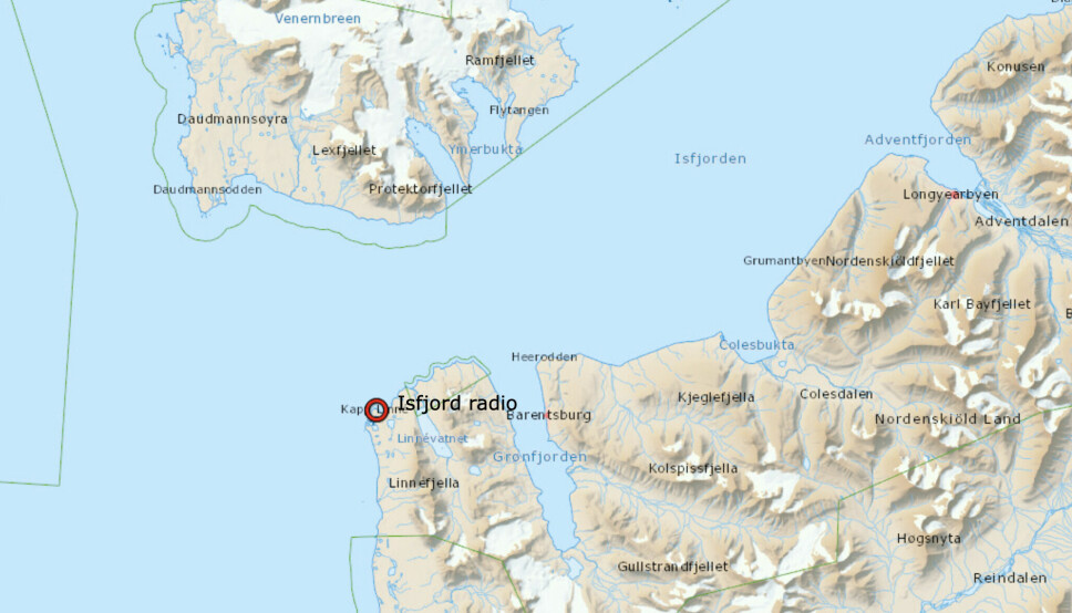 Båten skal ha ligget 30 nautiske mil vest for Isfjord radio.