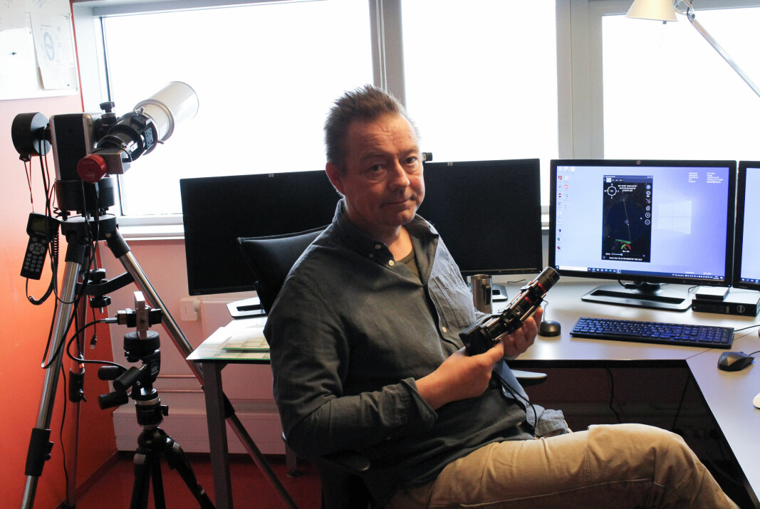 Professor Fred Sigernes holder en prototype av instrumentet.